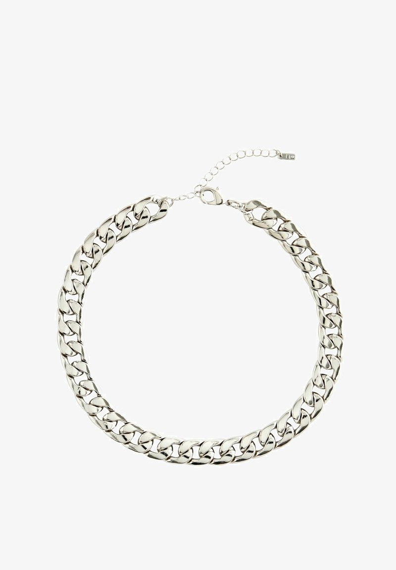 Collana in argento con catena spessa caratterizzata da anelli intrecciati, superficie liscia e lucida, e un gancio a moschettone con estensione della catena regolabile.