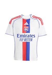 Camiseta de fútbol blanca con rayas rojas y azules, texto "Emirates Fly Better" y el logo del Olympique Lyonnais. Mangas cortas, tejido de malla.