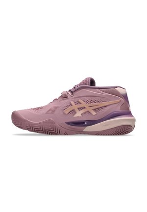 Chaussure de sport violet clair avec semelle texturée, dessus en mesh et logo beige sur le côté, conçue pour le sport ou la course.