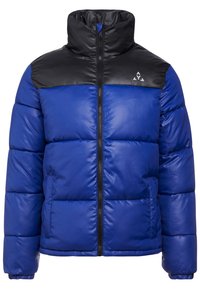 Blå pufferjacka med svart dragkedjeövre del. Har en hög krage, horisontellt quiltat mönster och sidofickor. Slät textur.