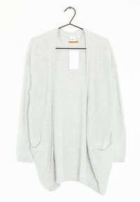 Cardigan tricoté léger gris clair avec une fermeture ouverte, des manches longues et deux poches latérales. Tissu texturé, coupe légèrement surdimensionnée.