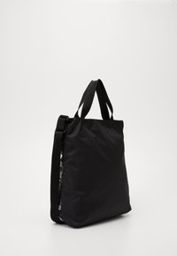 Borsa tote nera, rettangolare, realizzata in materiale sintetico, con doppie maniglie e una tracolla regolabile. Texture liscia, design minimalista.