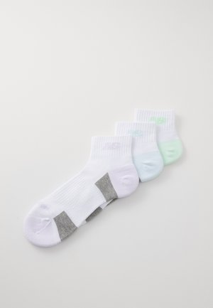 Ensemble de trois paires de chaussettes de cheville. Les couleurs incluent le blanc, le bleu clair et le vert clair avec des bords côtelés et des accents gris contrastants.
