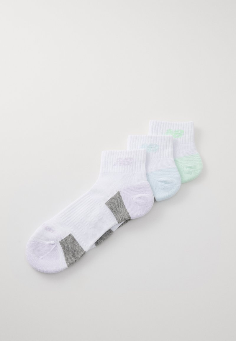 Set med tre par ankelsockar. Färgerna inkluderar vit, ljusblå och ljusgrön med ribbade muddar och kontrasterande grå detaljer.