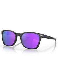 Gafas de sol negras con montura cuadrada y lentes degradados en morado. Presenta un pequeño logo en las patillas y un acabado elegante y brillante.