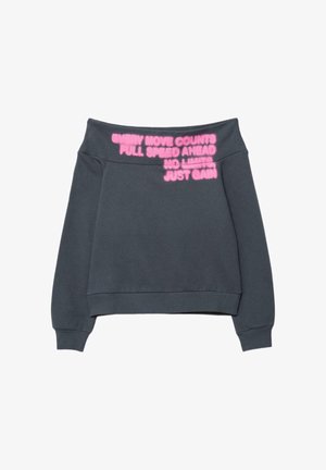 Dunkelgraues schulterfreies Sweatshirt mit pinker Schrift auf dem Kragen: "Jede Bewegung zählt, volle Geschwindigkeit voraus, keine Grenzen, nur Gewinn".