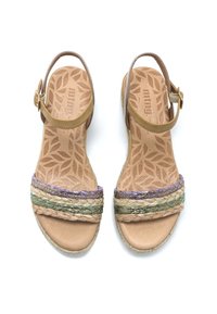 Sandalias de cuero marrón con correa ajustable en el tobillo y detalles de cuerda trenzada multicolor. Patrón de hoja texturizado en la plantilla.