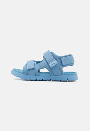 Blaue Sandalen mit einem Obermaterial aus Netzgewebe und verstellbaren Riemen. Sie verfügen über eine gepolsterte Sohle und ein Ausschnitt-Design für Atmungsaktivität und Flexibilität.