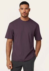 Korte mouwen, ronde hals T-shirt van donkerpaarse katoen. Eenvoudig ontwerp, zachte textuur, met een relaxte pasvorm en zonder zichtbare patronen of accenten.