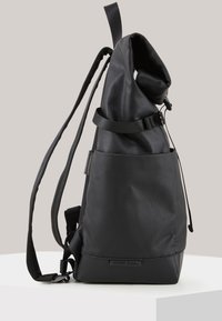 Schwarzer Rolltop-Rucksack aus strapazierfähigem Nylon mit strukturiertem Finish, verstellbaren Trägern und einer Vordertasche mit Reißverschluss. Mit Logo-Patch.