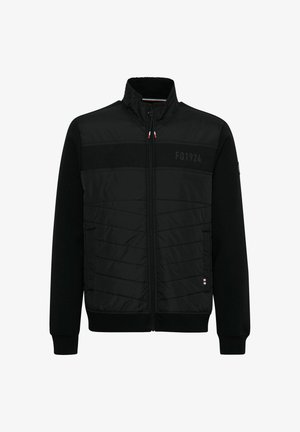 Jachetă neagră cu închidere tip fermoar, panouri frontale matlasate, mâneci netede, guler înalt și detalii subtile cu logo pe piept.