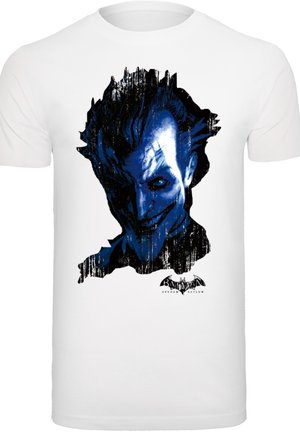 Weißes T-Shirt mit einem blauen und schwarzen Grafik eines männlichen Charakters mit stacheligen Haaren und einem schelmischen Grinsen, beschriftet mit "Batman Arkham Asylum."