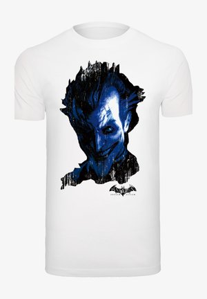 Witte t-shirt met een blauw en zwart grafisch ontwerp van een mannelijk personage met stekelig haar en een ondeugende glimlach, gemarkeerd met "Batman Arkham Asylum."