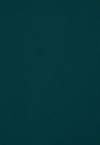 Tkanina w kolorze turkusowym o gładkiej strukturze, lekkim wykończeniu i jednolitej powierzchni. Brak widocznych wzorów lub akcentów.