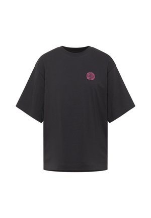 Zwarte katoenen t-shirt met een ronde halslijn, korte mouwen en een roze logo op de linkerkant van de borst. Heeft een losse, boxy silhouet.
