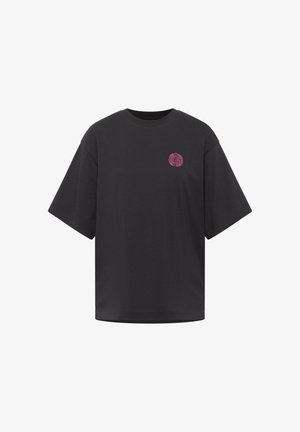 Must mustriga T-särk ümmarguse kaelusega, lühikeste varrukatega ja roosa logoga vasakul rinnal. Omab laia, ruudukujulist siluetti.