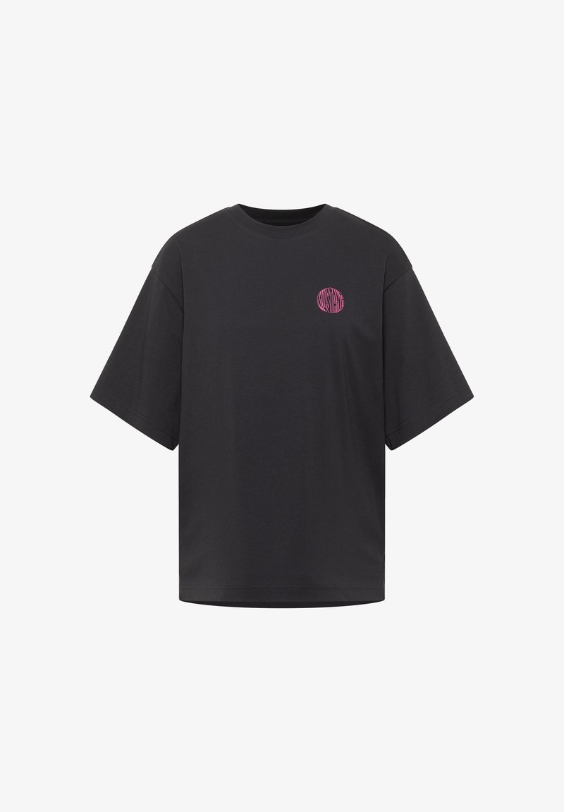 Melnas kokvilnas T-krekls ar apaļu kakla izgriezumu, īsām piedurknēm un rozā logotipu kreisajā krūtī. Izceļas ar brīvrpūtīgu, kvadrātveida siluetu.