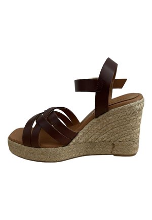 Sandaña de cuña de cuero marrón con tiras entrelazadas, tacón de yute trenzado, plantilla suave y correa en el tobillo. Altura de la cuña aproximadamente 3 pulgadas.