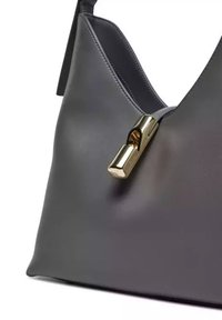 Borsa a mano in pelle grigia con una texture liscia, un evidente gancio in metallo dorato e un design morbidamente strutturato.