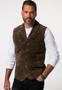 Braune Wildlederweste mit eingekerbtem Kragen, fünf Knöpfen und Taschen an den Seiten, getragen über einem weißen Langarmhemd. Glatte Textur.