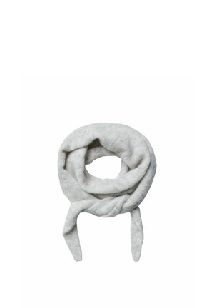 Écharpe en laine gris clair douce, torsadée et bouclée avec deux extrémités lâches pendantes sur fond blanc.