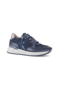 Dunkelblaue Ledersneaker mit strukturiertem Finish, silbernen Akzenten und grauen Schnürsenkeln. Mit einer klobigen weißen Sohle und einem seitlichen Reißverschluss-Detail.
