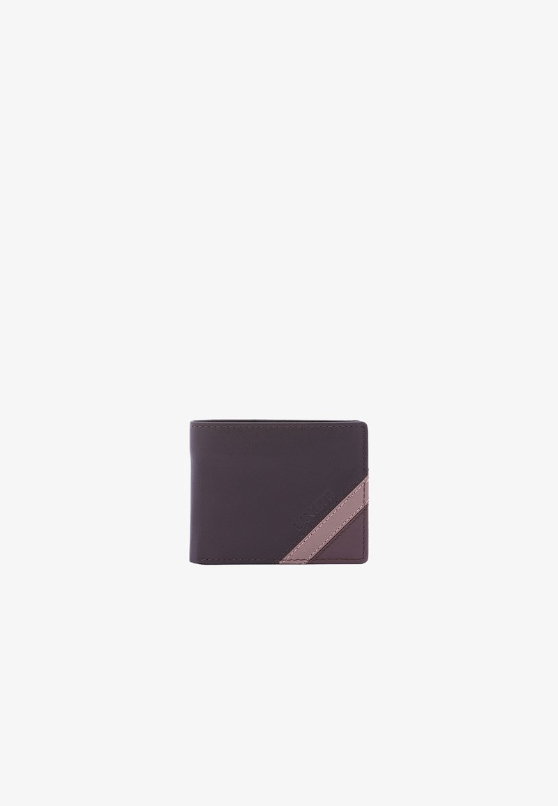 Portefeuille en cuir marron foncé avec une bande diagonale couleur marron clair et le nom de la marque embossé dans le coin inférieur droit.