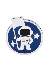 Emaliowana przypinka przedstawiająca srebrnego astronautę trzymającego flagę, umieszczonego na niebieskim okrągłym tle z białymi gwiazdami.