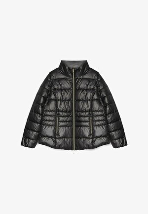 Czarna pikowana kurtka z błyszczącym wykończeniem, z wysokim kołnierzem, pionowymi przeszyciami oraz dwoma bocznymi kieszeniami na zamek. Pełne zapięcie na zamek z przodu.