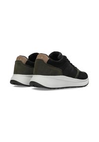 Czarne i zielone sneakersy o zamszowym wykończeniu, z białą podeszwą środkową i gumową podeszwą zewnętrzną. Dodatki obejmują brązową pętelkę na pięcie i detale w szwie.