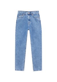 Jeans de denim azul claro con cintura alta, pierna recta, diseño de cinco bolsillos y herrajes de cobre, que presentan una textura desgastada.