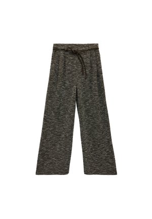 Weite, dunkelgraue, strukturierte Hose mit einem dünnen braunen Gürtel, der an der Taille gebunden ist, flache Vorderseite und keine sichtbaren Taschen.