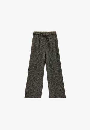 Szerokie spodnie w ciemnoszarym teksturowanym materiale z cienkim brązowym paskiem przewiązanym w talii, gładki przód bez widocznych kieszeni.