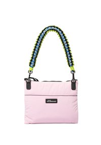 Roze nylon handtas met een gewatteerd ontwerp, zwarte leren accenten en een meerkleurige geweven handgreep met blauwe, groene en zwarte strengen.