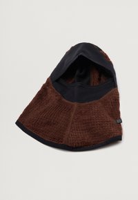 Capucha de forro polar marrón con interior negro, que presenta una textura suave y una forma redondeada. Los bordes están acabados con ribete negro y una etiqueta de logo.