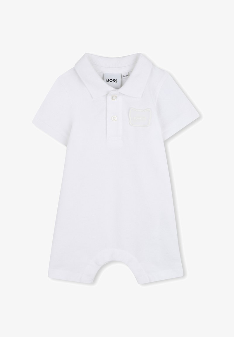 Body polo blanc en tissu texturé. Dispose d'un col, de deux boutons et d'un patch logo embossé doux sur la poitrine. Manches courtes et ouvertures aux jambes.