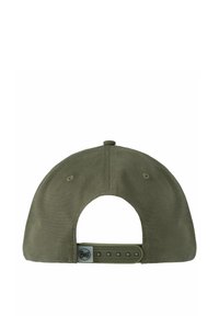 Olivengroene pet met een gladde stoffen textuur, verstelbare snapback-sluiting en een logotag aan de achterkant bij de sluiting.