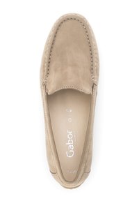 Beige Wildlederschlupfschuh mit runder Zehenpartie, dekorativer Naht und flexiblem Sohlen. Gabor-Logo innen sichtbar.