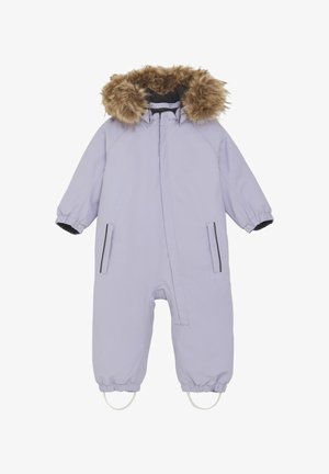 Lila enstyckad overall med huva i fuskpäls, dragkedjestängning, elastiska ärmslut och fästanordningar. Har två sidofickor.
