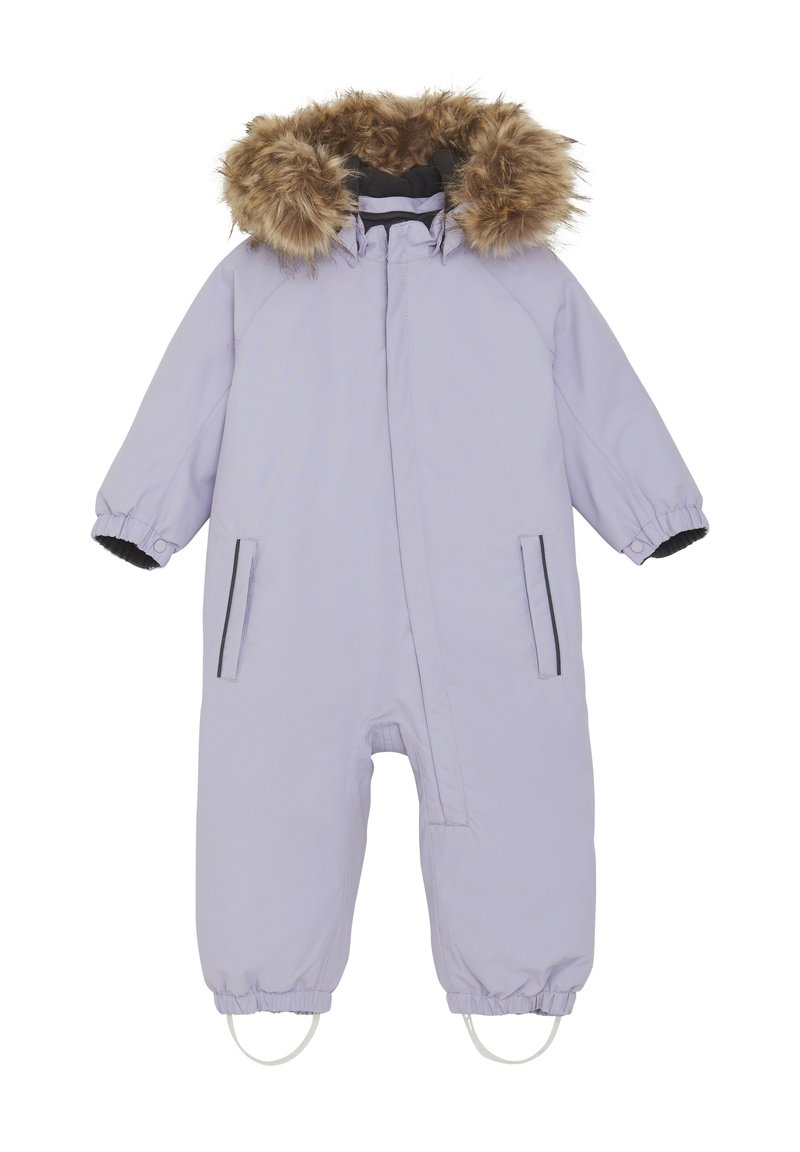 Lila enstyckad overall med huva i fuskpäls, dragkedjestängning, elastiska ärmslut och fästanordningar. Har två sidofickor.