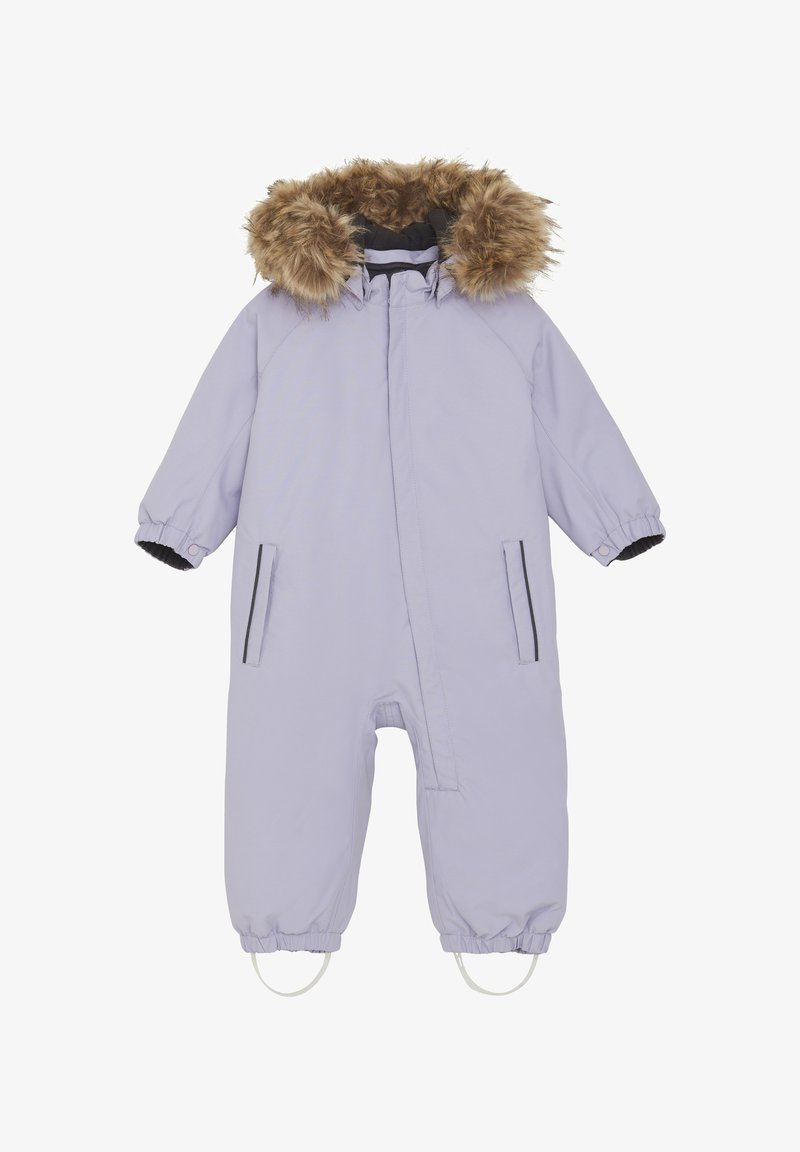 Lila enstyckad overall med huva i fuskpäls, dragkedjestängning, elastiska ärmslut och fästanordningar. Har två sidofickor.