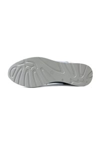 Suola di una sneaker con un outsole in gomma grigia texturizzata, caratterizzata da scanalature e motivi per la trazione, e una leggera curvatura sul tallone.