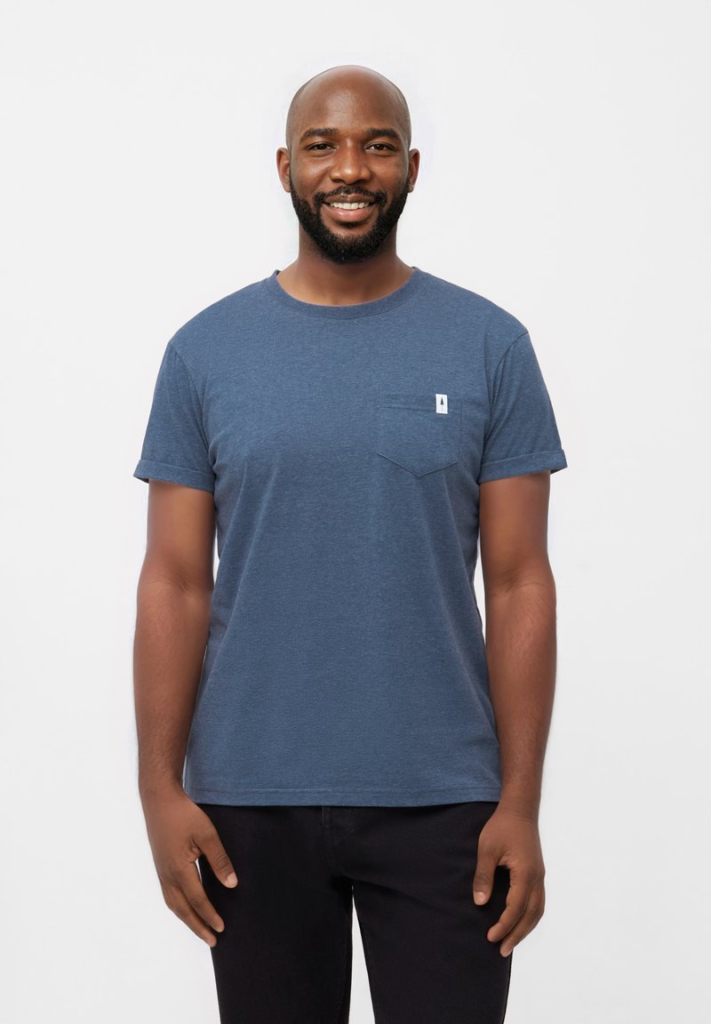 Blauwe T-shirt met korte mouwen, ronde hals, klein borstzakje en opgerolde mouwen, gemaakt van een zachte, gestructureerde stof.