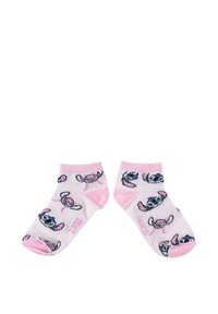 Paire de chaussettes basses roses avec des visages de personnages de dessin animé bleus et roses imprimés partout, bordures, talons et orteils roses.