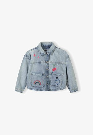 Lichtblauwe spijkerjas met knoopsluiting aan de voorkant, twee zakken voorop, geborduurde kersen, regenboog, hart en kleine sterontwerpen.