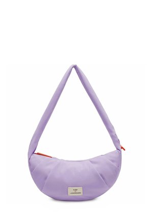 Bolso de hombro color lavanda en forma de media luna con correa acolchada y cremallera naranja, con parche blanco de logo en la parte frontal.