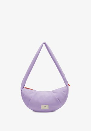 Sac à épaule lavande en forme de croissant avec sangle rembourrée et fermeture éclair orange, avec un patch logo blanc à l'avant.