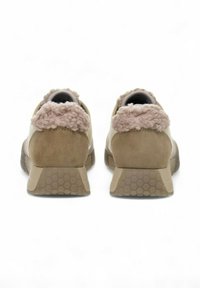 Calzature con una parte superiore in suede beige, colletto peloso rosa, forma arrotondata e suola testurizzata a nido d'ape.