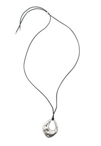 Ciondolo in argento metallico con una forma organica e texturizzata, sospeso a un cordino nero. Lunghezza regolabile con piccoli dettagli in argento.