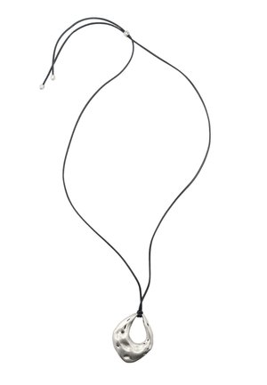 Ciondolo in argento metallico con una forma organica e texturizzata, sospeso a un cordino nero. Lunghezza regolabile con piccoli dettagli in argento.